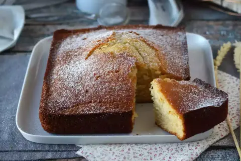 Un délicieux cake fait maison, saupoudré de sucre glace. Parfait pour accompagner votre recette cake préférée.