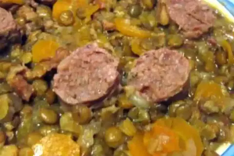 Un plat réconfortant de lentilles saucisses, avec des rondelles de saucisse savoureuses et des légumes colorés.