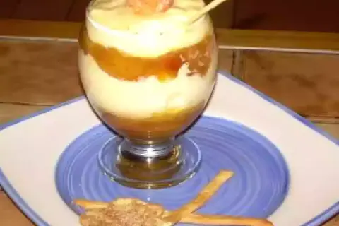 Délicieux dessert mirabelles mascarpone en verrine, garni d'une touche fruitée et accompagné de biscuits.