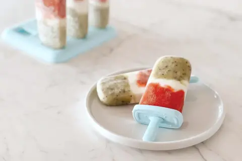 Délicieux dessert glacé recette : bâtonnets aux fruits et graines de chia, parfaits pour se rafraîchir.