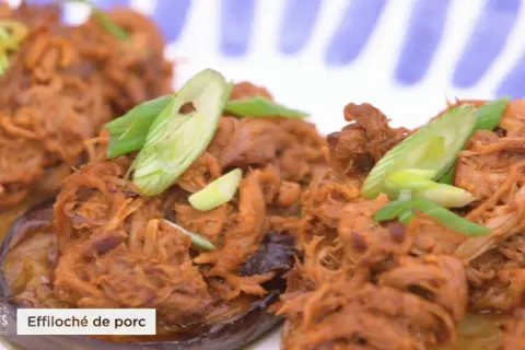 Effiloché de porc savoureux, garni de ciboule fraîche, prêt à être dégusté. Une recette de Laurent Mariotte.