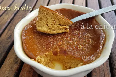 Crème brûlée à la chicorée, un délice caramélisé à la cuillère.