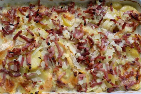 Tartiflette au four, prête à être dégustée. Le temps de cuisson a rendu les pommes de terre fondantes et le reblochon gratiné.