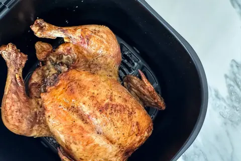 Un poulet entier doré et croustillant, prêt à être dégusté. Le temps de cuisson poulet airfryer est parfait pour un repas rapide et savoureux.