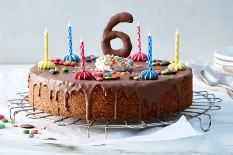 Un gâteau d'anniversaire facile et bluffant, prêt à célébrer 6 ans avec des bougies colorées et des bonbons !