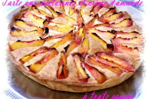 Tarte aux nectarines et crème d'amande, un délice doré et fruité, prêt à être dégusté.