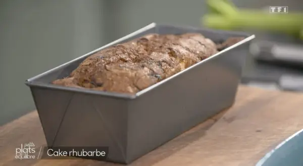 Cake à la rhubarbe Laurent Mariotte tout juste sorti du moule, prêt à être dégusté.