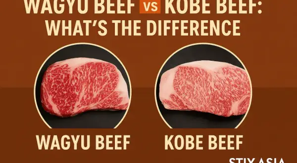 Deux morceaux de bœuf marbré, l'un étiqueté "Wagyu Beef", l'autre "Kobe Beef", illustrant la différence entre ces viandes d'exception.