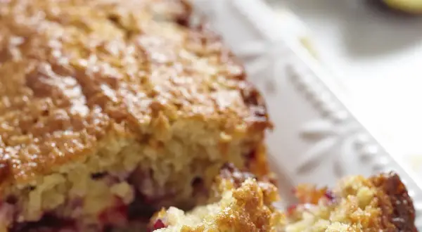 Gâteau moelleux aux fruits rouges, un délice gourmand. Ce cake praline rose est prêt à être dégusté.