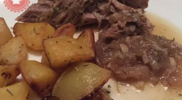 Un plat de filet mignon moelleux, effiloché et servi avec des pommes de terre rôties et une sauce savoureuse. Une recette parfaite pour un repas réconfortant.