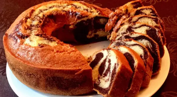 Un délicieux gâteau marbré, coupé en tranches, révèle ses tourbillons de chocolat et de vanille.