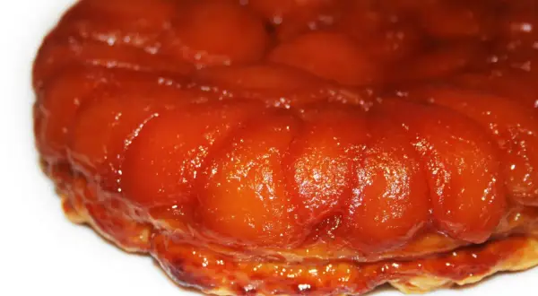 Tarte Tatin caramélisée, ses pommes dorées et sa pâte feuilletée croustillante invitent à la gourmandise.