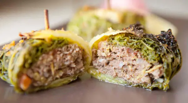 Délicieux choux farcis au four, une recette savoureuse avec une farce généreuse.