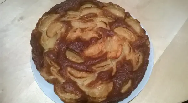 Gâteau aux pommes doré, un délice sans sucre, avec des fruits caramélisés sur le dessus.