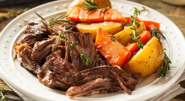 Un plat de bœuf effiloché, carottes et pommes de terre rôties, garni de thym frais. Une belle inspiration pour une recette bœuf carottes Laurent Mariotte.