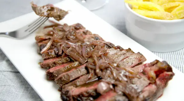 Tranches de bavette de bœuf savoureuses nappées d'une sauce échalote onctueuse, accompagnées de frites dorées. Un délice !