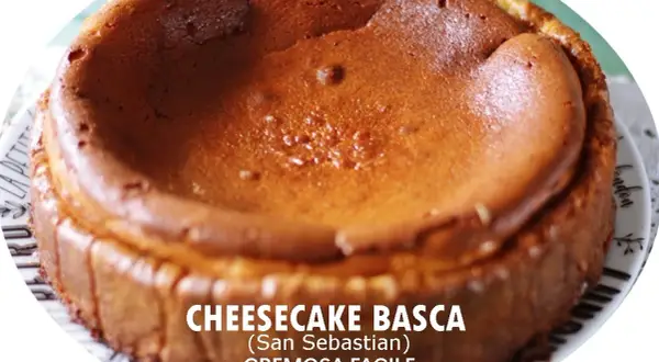 Un délicieux cheesecake basque, doré et crémeux, prêt à être dégusté.