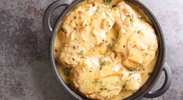 Côtes de porc onctueuses dans une sauce crémeuse aux oignons, garnies de thym frais. Une délicieuse recette côte de porc au four.