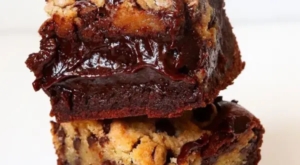 Deux délicieux brookies empilés, un mélange parfait de brownie et de cookie, prêts à être dégustés. Une recette gourmande à essayer !
