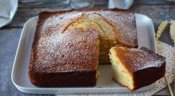 Un délicieux cake fait maison, saupoudré de sucre glace. Parfait pour accompagner votre recette cake préférée.