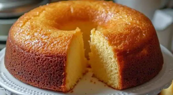 Un gâteau moelleux et doré, parfait pour une recette de gâteau simple. Sa croûte légèrement caramélisée promet un délice.