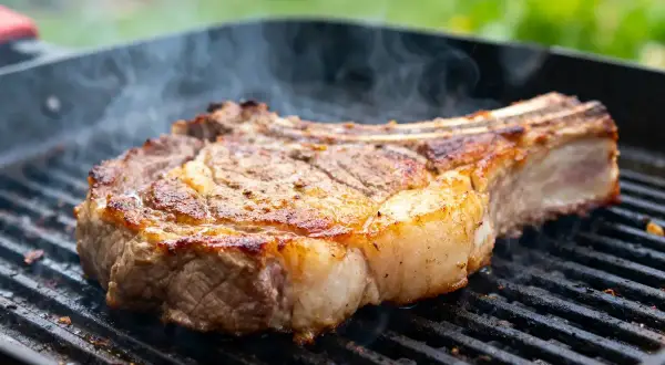Une succulente basse côte de bœuf au barbecue, fumante et saisie à la perfection sur une grille.