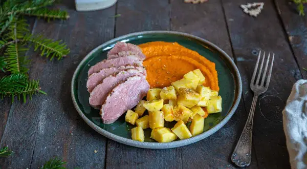 Tranches de magret de canard, purée de carottes et pommes de terre rôties. Le temps de cuisson magret de canard est parfait pour cette viande tendre.