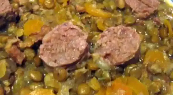 Un plat réconfortant de lentilles saucisses, avec des rondelles de saucisse savoureuses et des légumes colorés.