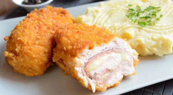 Un cordon bleu croustillant, garni de jambon et de fromage fondant, servi avec une purée onctueuse. Une recette signée Laurent Mariotte.