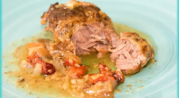 Joues de porc au cidre, tendres et savoureuses, mijotées avec des tomates et des oignons dans une sauce dorée. Un délice pour les gourmands.