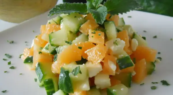 Salade fraîche de melon et concombre, une recette légère et estivale.