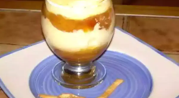 Délicieux dessert mirabelles mascarpone en verrine, garni d'une touche fruitée et accompagné de biscuits.
