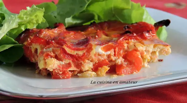 Tranche de chakchouka maison, savoureuse et colorée, servie avec une salade verte fraîche. Une recette facile pour un repas plein de saveurs.