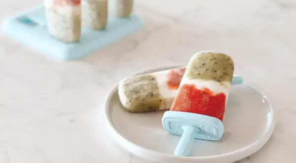 Délicieux dessert glacé recette : bâtonnets aux fruits et graines de chia, parfaits pour se rafraîchir.