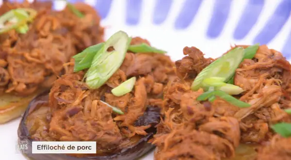 Effiloché de porc savoureux, garni de ciboule fraîche, prêt à être dégusté. Une recette de Laurent Mariotte.