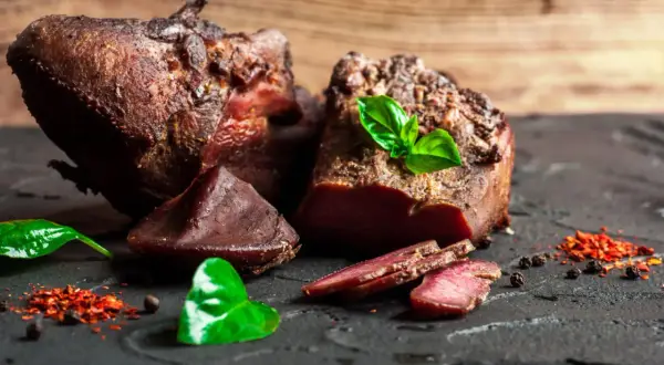 Morceaux de langue de chat boeuf séchée, garnie de basilic frais et d'épices.