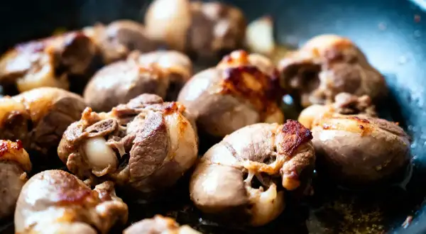 Rognons de veau façon grand-mère poêlés, dorés et fumants, un plat réconfortant qui rappelle les bons repas d'antan.