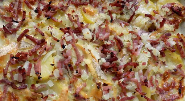 Tartiflette au four, prête à être dégustée. Le temps de cuisson a rendu les pommes de terre fondantes et le reblochon gratiné.