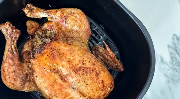 Un poulet entier doré et croustillant, prêt à être dégusté. Le temps de cuisson poulet airfryer est parfait pour un repas rapide et savoureux.