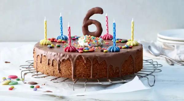 Un gâteau d'anniversaire facile et bluffant, prêt à célébrer 6 ans avec des bougies colorées et des bonbons !