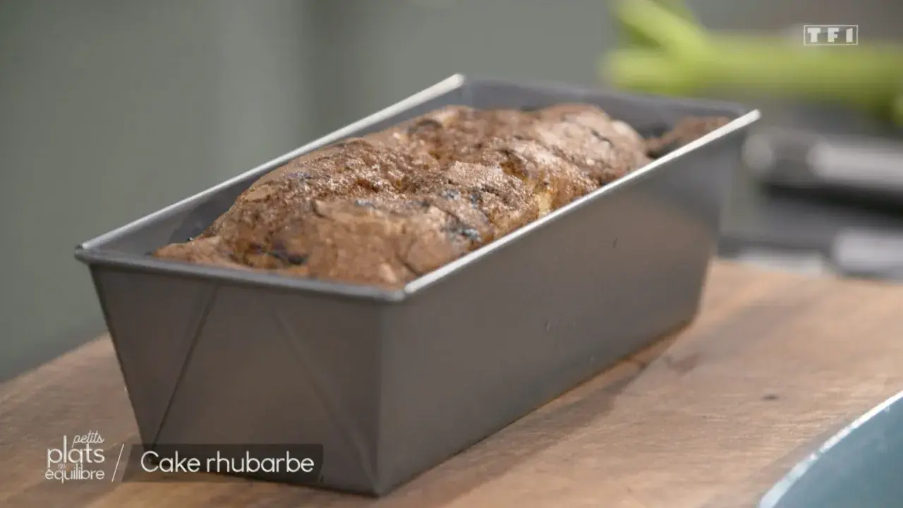 Cake à la rhubarbe Laurent Mariotte tout juste sorti du moule, prêt à être dégusté.