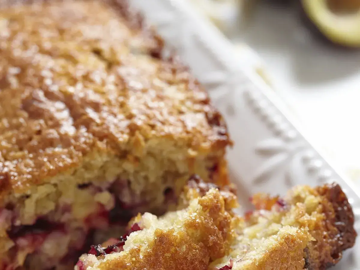 Gâteau moelleux aux fruits rouges, un délice gourmand. Ce cake praline rose est prêt à être dégusté.