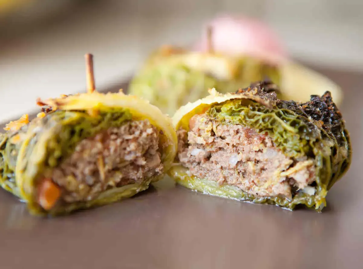 Délicieux choux farcis au four, une recette savoureuse avec une farce généreuse.