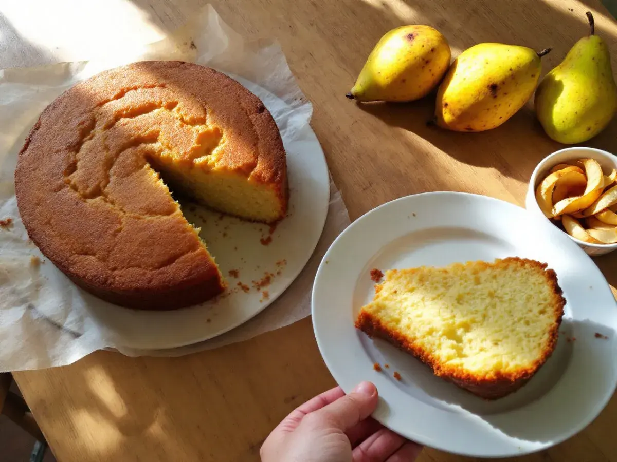 Un délicieux gâteau à la banane, encore tiède, avec des poires et des chips de pomme sur une table en bois.