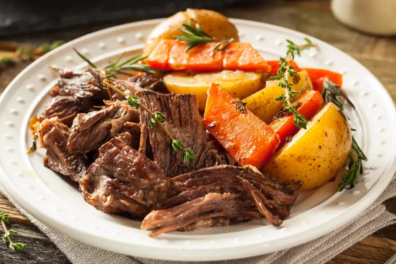 Un plat de bœuf effiloché, carottes et pommes de terre rôties, garni de thym frais. Une belle inspiration pour une recette bœuf carottes Laurent Mariotte.