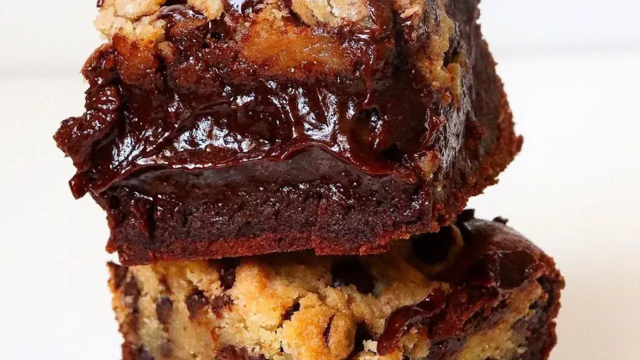 Deux délicieux brookies empilés, un mélange parfait de brownie et de cookie, prêts à être dégustés. Une recette gourmande à essayer !