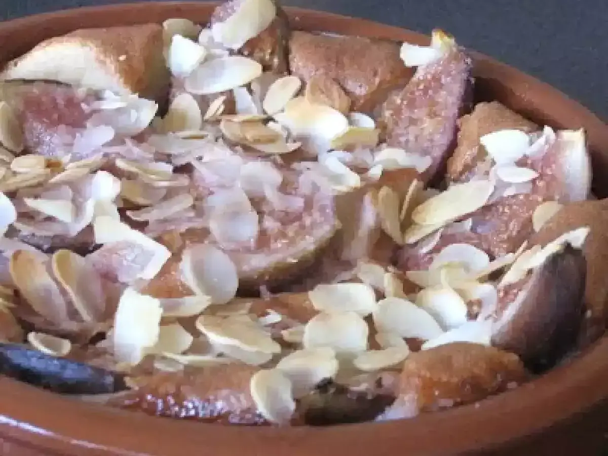 Un délicieux clafoutis aux figues, parsemé d'amandes effilées, sort du four.