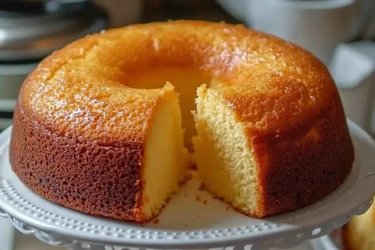 Un gâteau moelleux et doré, parfait pour une recette de gâteau simple. Sa croûte légèrement caramélisée promet un délice.