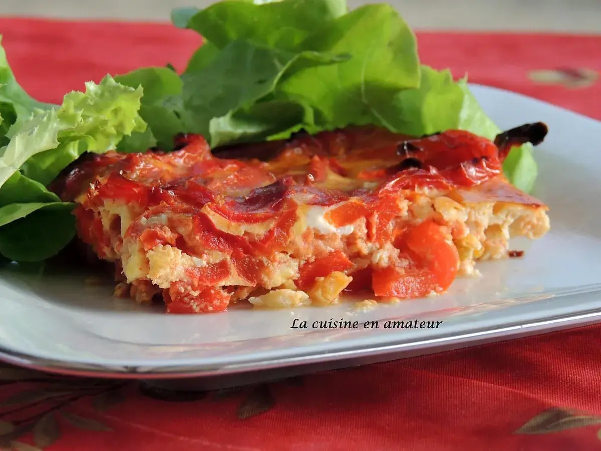 Tranche de chakchouka maison, savoureuse et colorée, servie avec une salade verte fraîche. Une recette facile pour un repas plein de saveurs.