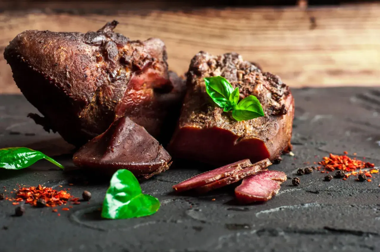 Morceaux de langue de chat boeuf séchée, garnie de basilic frais et d'épices.